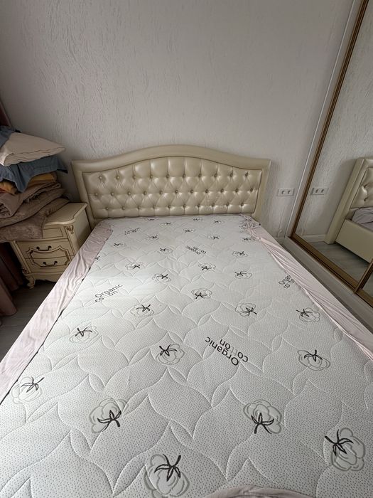 Продам кровать двухспальная экокожи