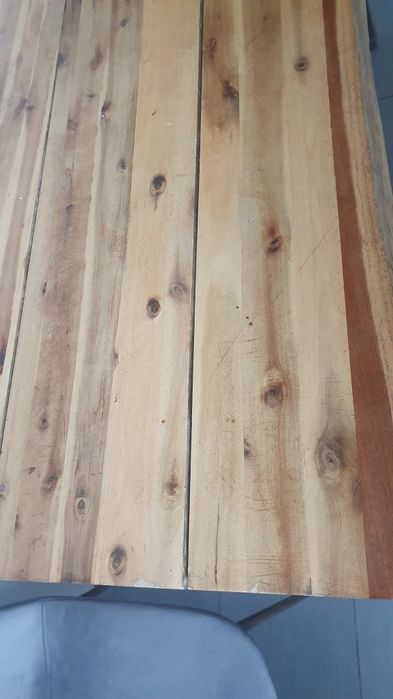 Vând masă lemn masiv-stil industrial / terasă cu  picioare  de fier, foarte solidă,  pretabila pentru terasă /bucătărie /grădină. etc