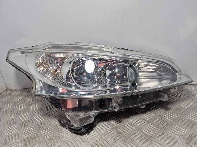 Far dreapta lupa + LED Peugeot 208