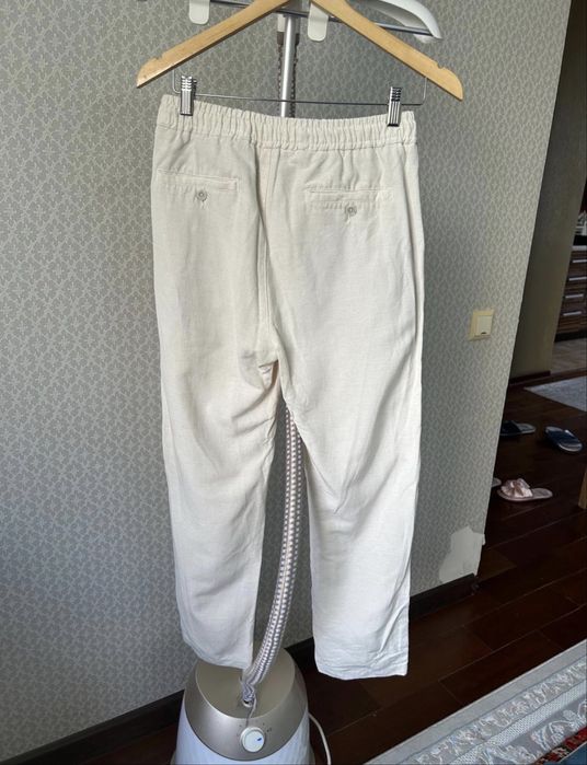 Брюки бежевые.