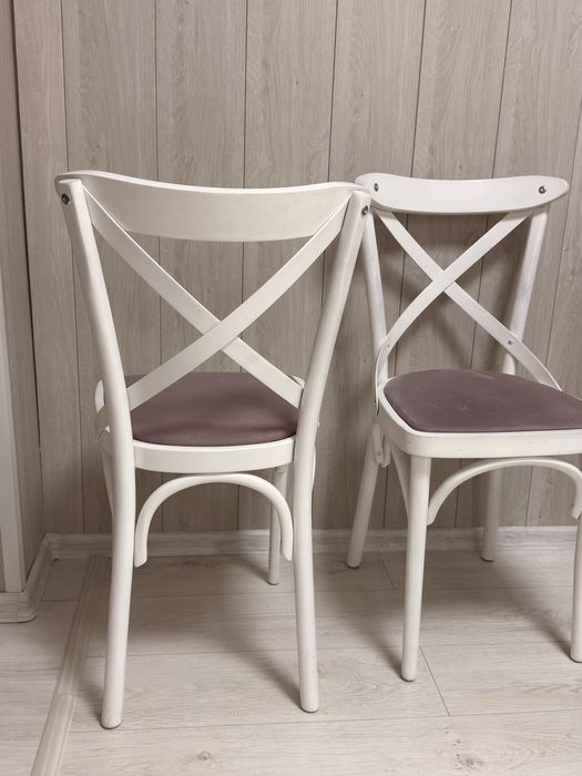 Дървени трапезни столове с мека седалка