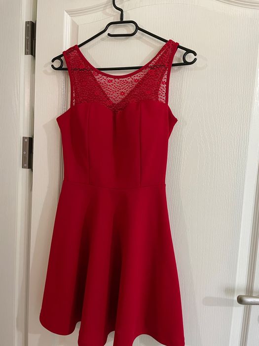 Официална червена рокля с ефектен гръб