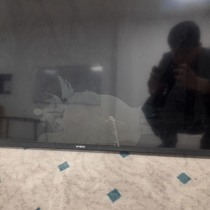 Телевизор Yasin с сломанным экраном