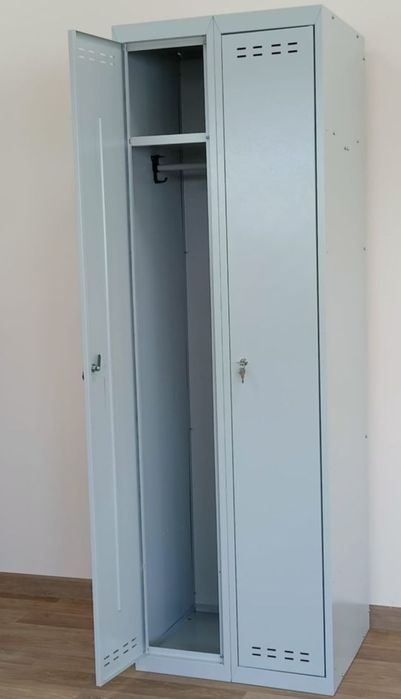 Шкаф металлический раздельный.