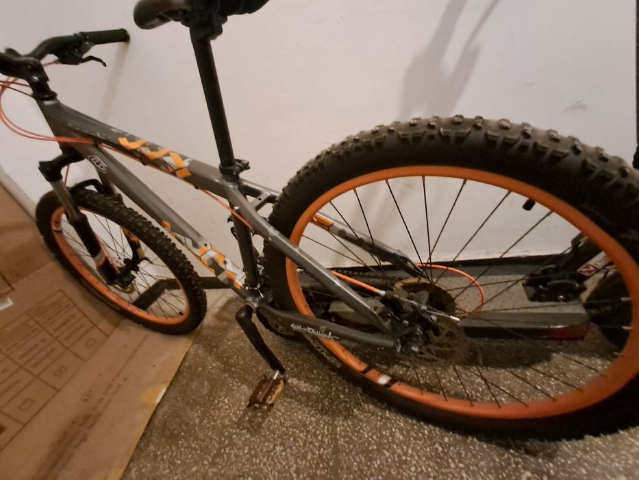 Vând Bicicletă este funcțională aproape Nouă