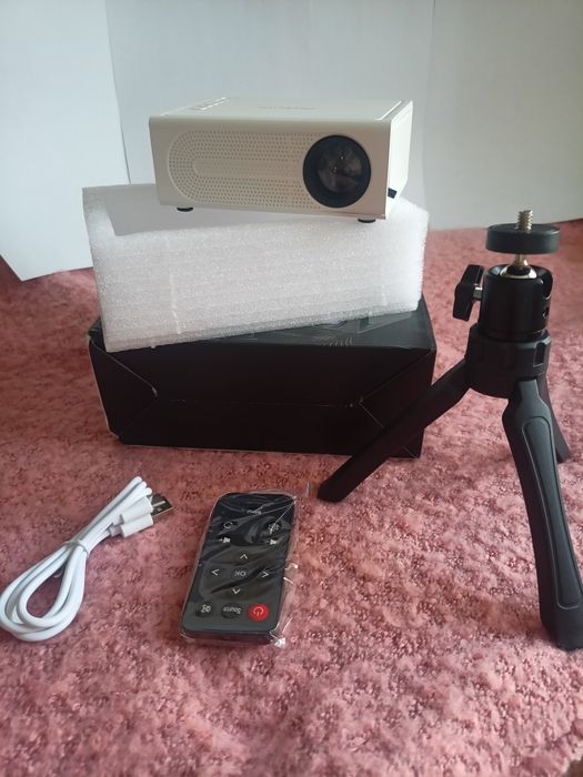 Продам новый мини проектор