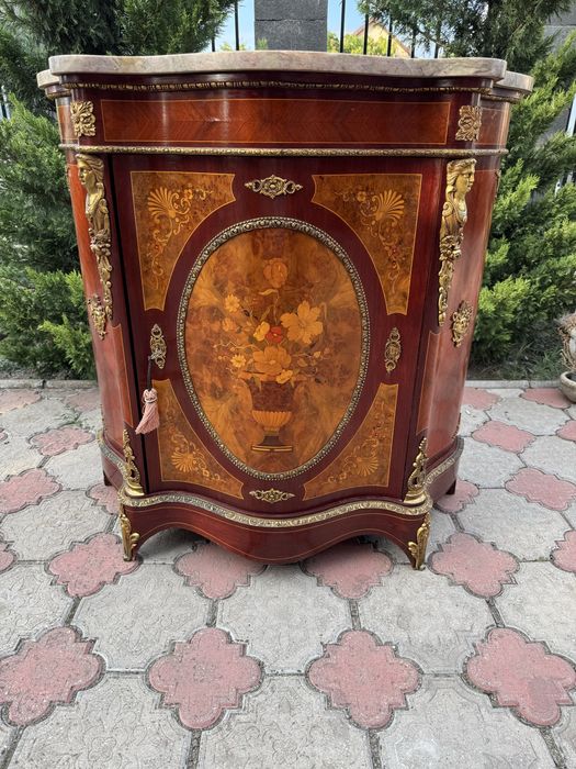 Comoda din lemn masiv cu intarsii, elemente bronz si blat marmura