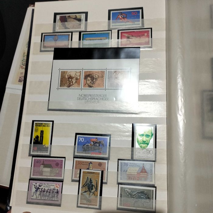 Vând colecție timbre 10 clasoare