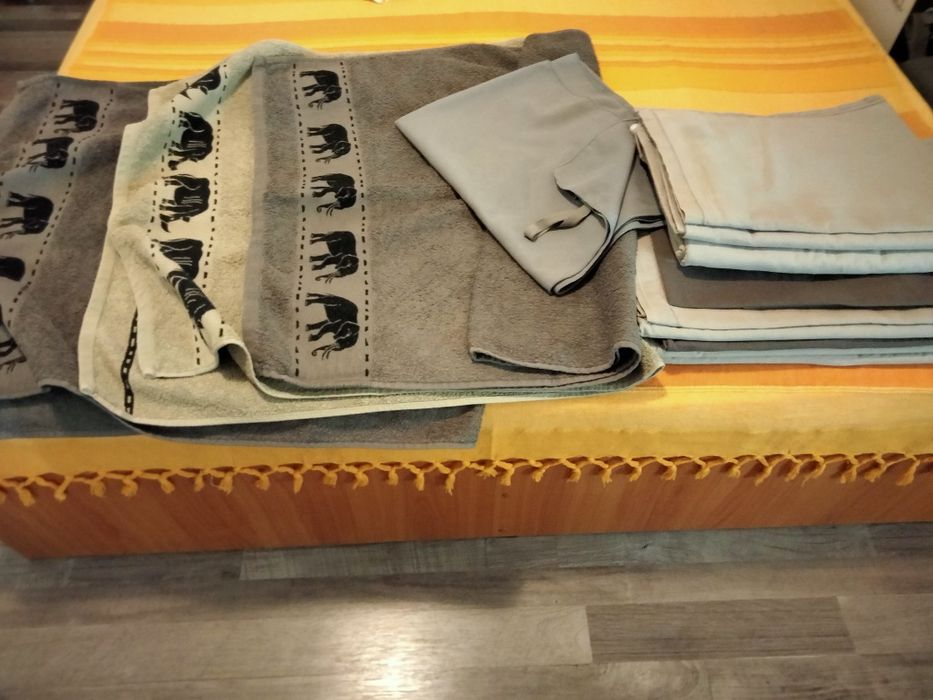 Tavă copt,fructieră mare, regulator încălzire,prosoape noi totul.