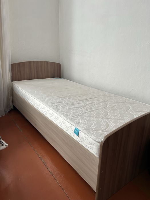 Срочно! Кровать 90×200 с матрасом.