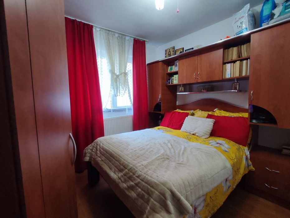 Se vinde apartament cu 3 camere semidecomandat, la etajul 2,pe strada Aleea Elie Radu, vis-a-vis de gradinița nr 23 și creșa munincipala.