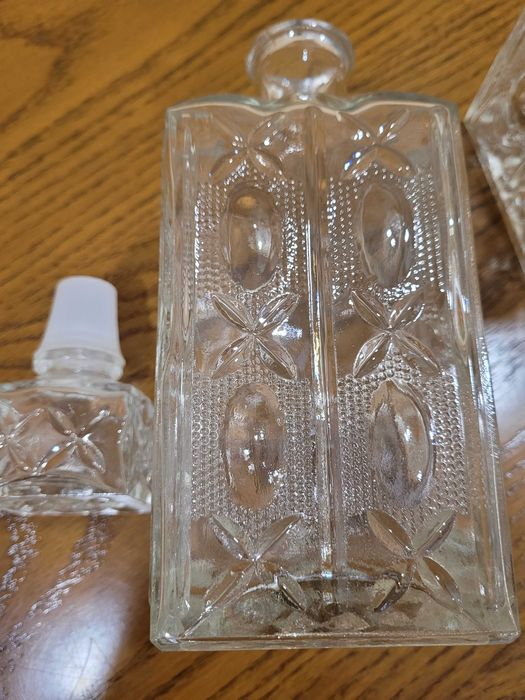 Стъклена бутилка за алкохол с квадратна тапа