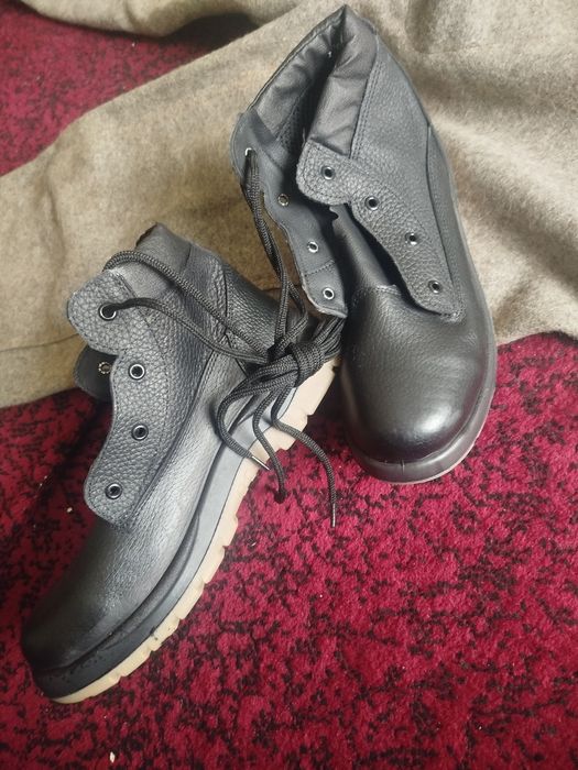 Суконка ва ботинка сотилади