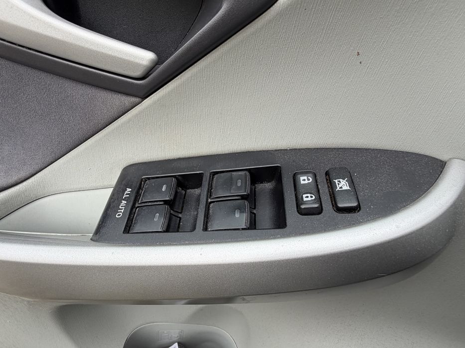 Vând Toyota Prius 1.8 Hybrid, 2010, automată, parcare inteligentă, Keyless, HUD, 5.500 € negociabil