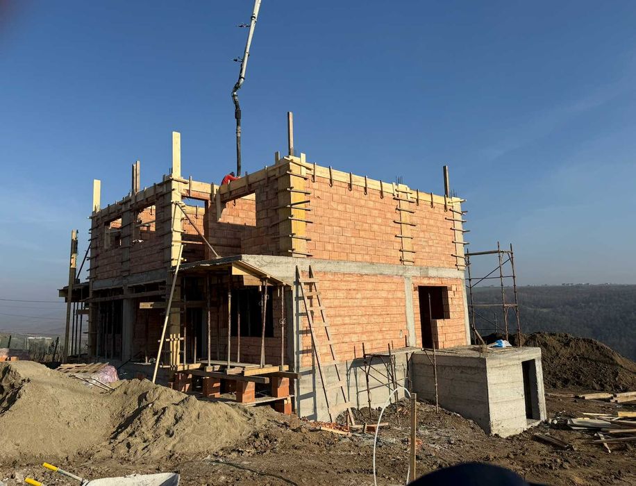 Construim case la roșu – materiale proprii + beton