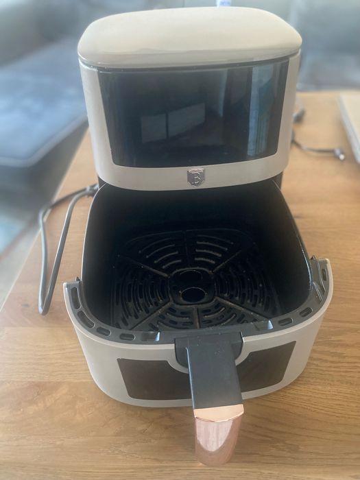 Еърфрайър с капацитет 5 литра и дигитален дисплей.
