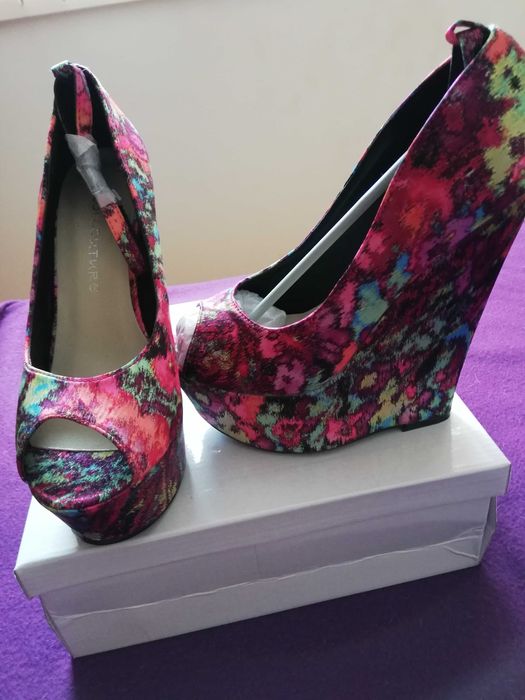 Дамски обувки нови на ток и платформа ,размер 37 и 38