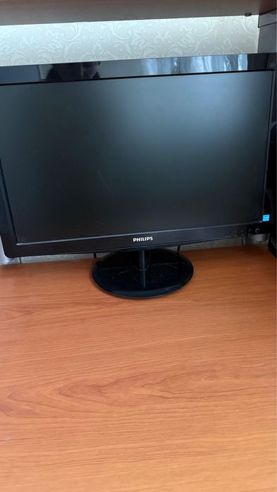 Компьютер со столом и стулом