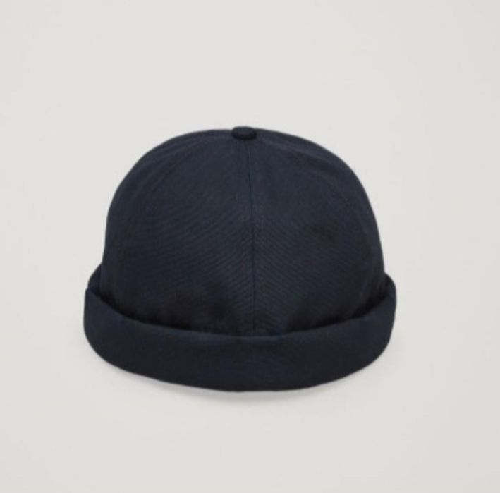 COS бейзболна шапка без козирка