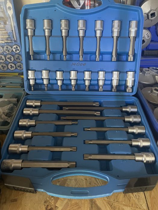 Наборы ключей и головок.