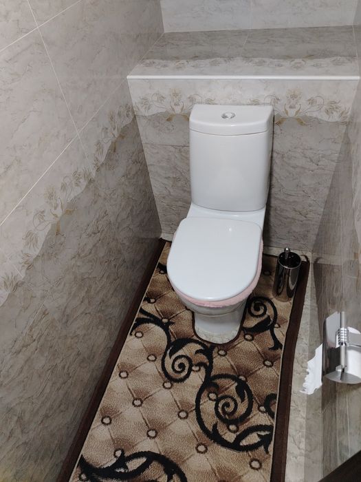 Srochna uy sotiladi Qibray Chinobod gilam bozor.