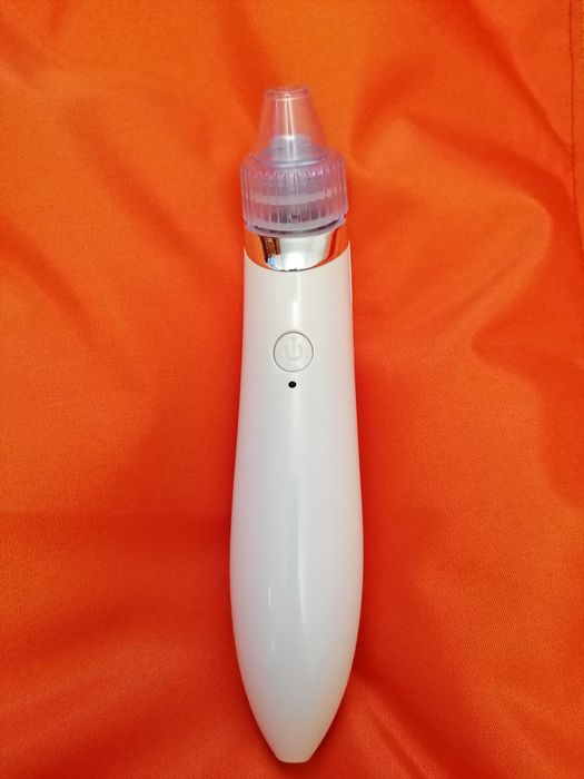 Aparat vacuum pentru curățarea și îngrijirea pielii de punctele negre