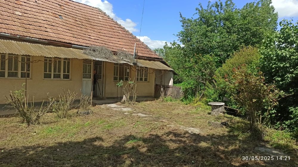 Teren intravilan cu casa bătrâneasca si utilități