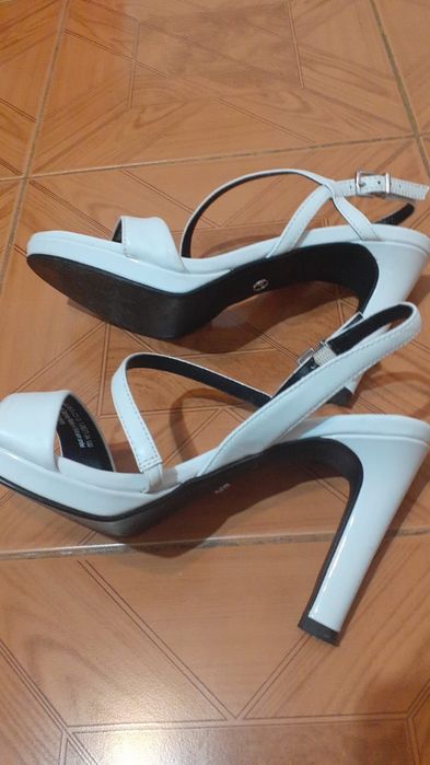 От естествена кожа летни обувки на ток