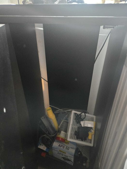Vând set complet acvariu de 80 de litri împreună cu stativ din lemn, ambele în stare foarte bună, fără fisuri, zgârieturi majore sau defecte.