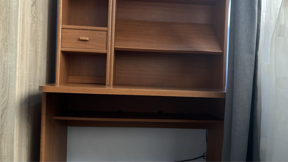 Vând birou cu etajeră cu  led, ideal pentru copii