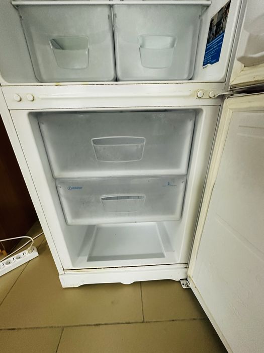 Холадилник Indesit