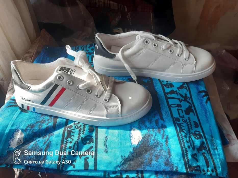Продам мужские кроссовки. Синие мощные на весну осень, белые лето, вес
