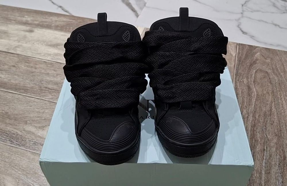 Lanvin Curb Черного цвета.