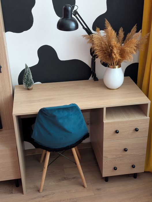 Продам письменный стол с ящиками.