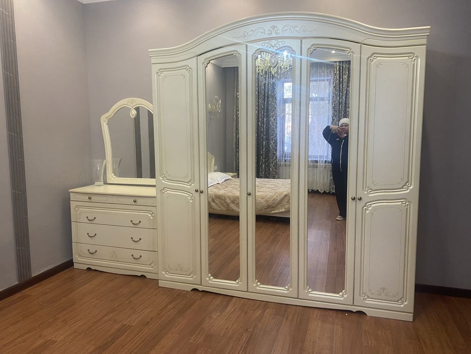 Спальний гарнитур в отличном состояние 200000