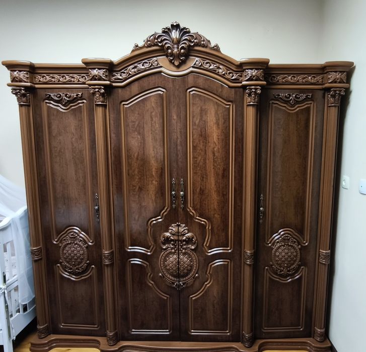 Продаётся спальный гарнитур.