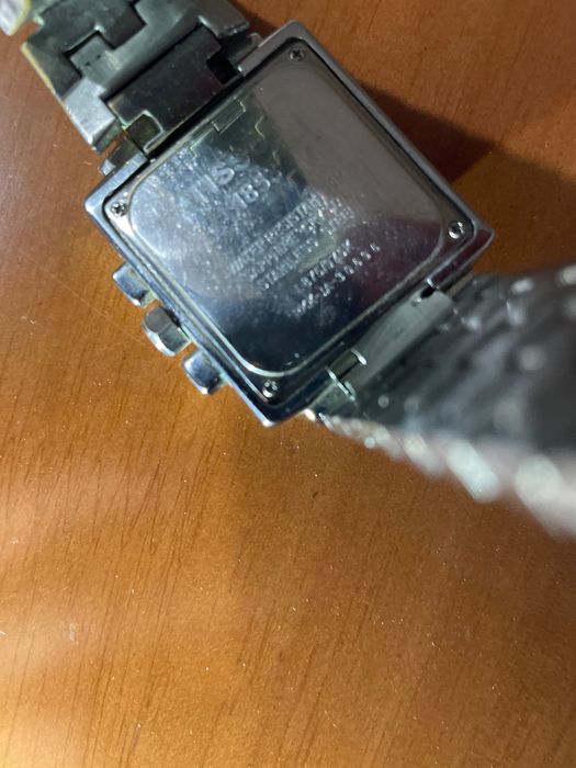 Продавам часовник