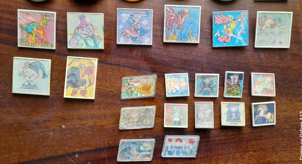 Значки детские переливающие.