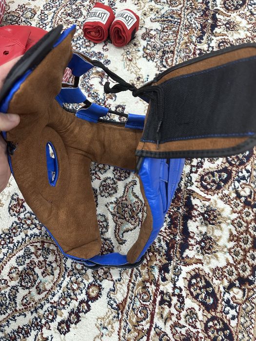 Боксерские перчатки,шлем и лапы