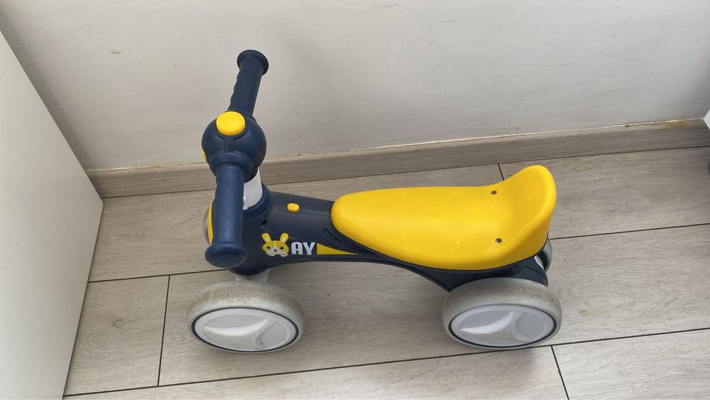 Bicicleta fara pedale copii 1 – 3 ani cu 4 roti, lumini, muzica si baloane de sapun