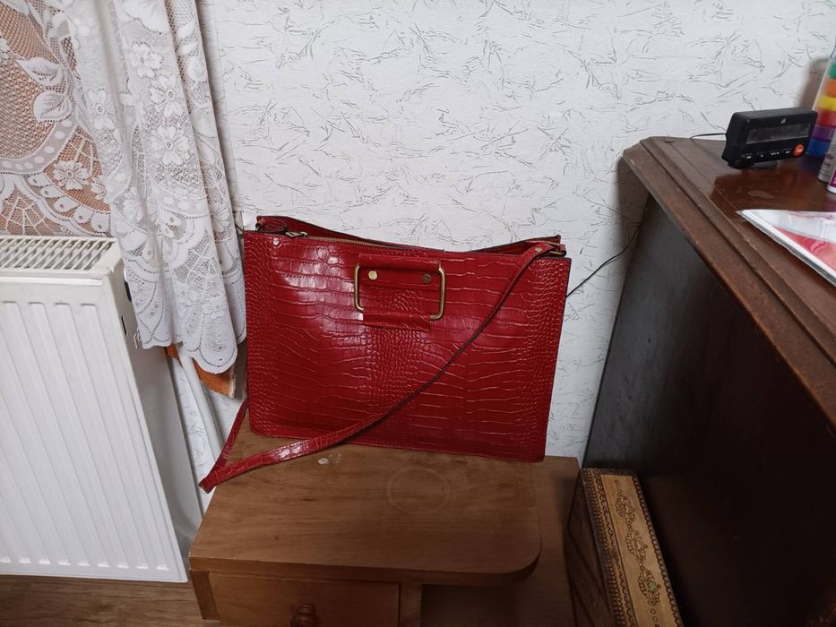 Червена дамска чанта