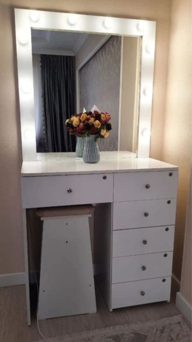 Комод для макияжа