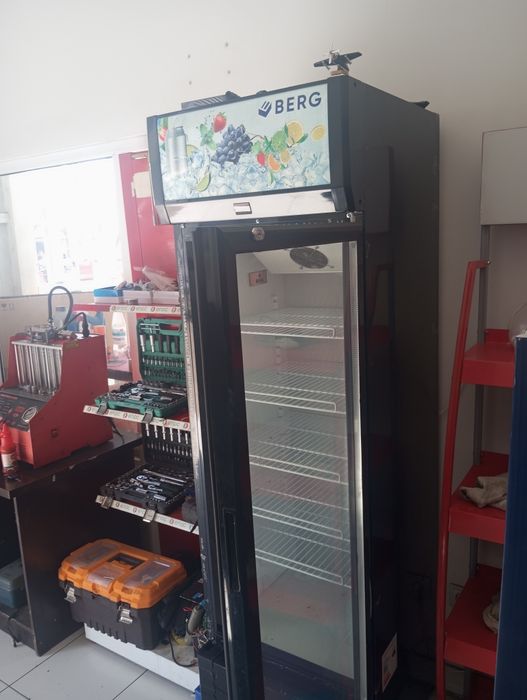 Продается ветринный холодильник.