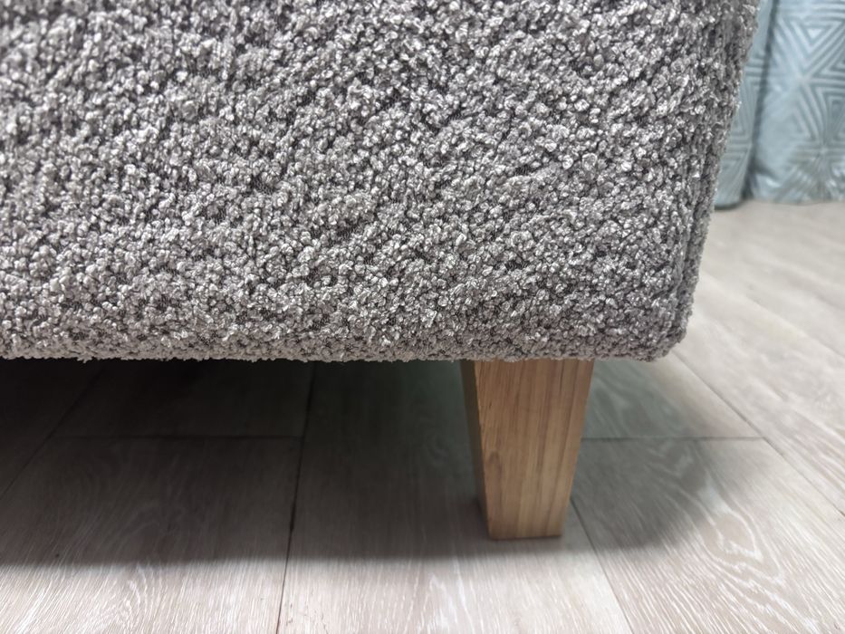 Кровать с мягкой спинкой