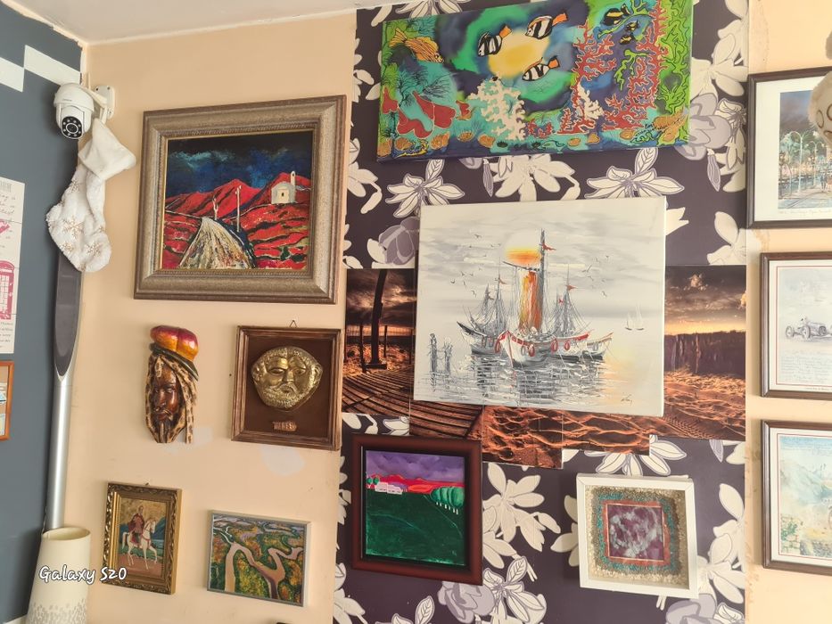 Продавам различни картини.