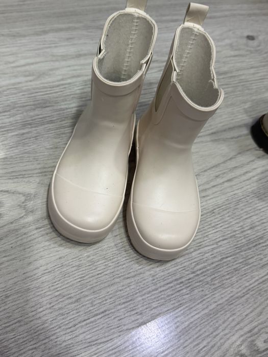 Продаю сапожки детские резиновые и демисезонные