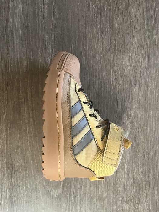 Продам детские ботинки adidas