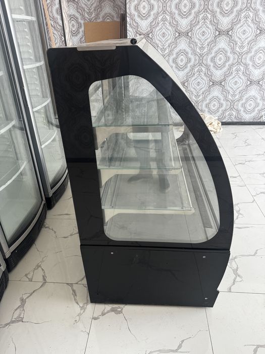 Продается витринный холодильник Venetto , почти не пользовались