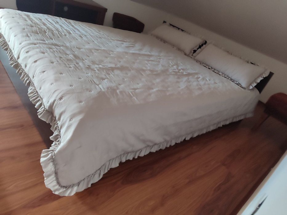 Спалня с матрак в отлично състояние