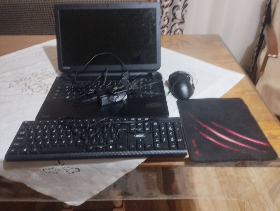 Laptop Toshiba e buna,  si are windos 10